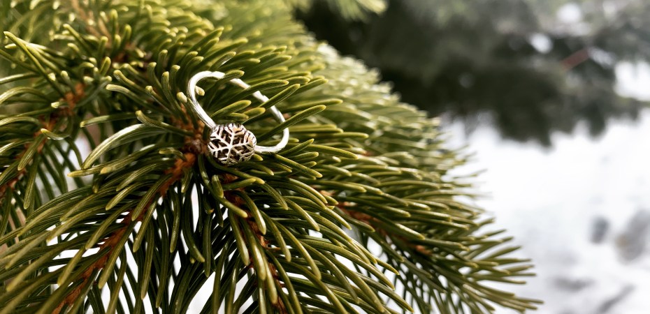 snowflake ring from @wander.fuel