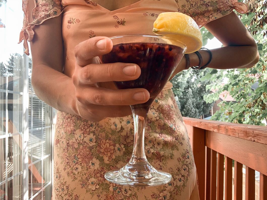 summery cocktail blackberry bourbon lemonade on the porch